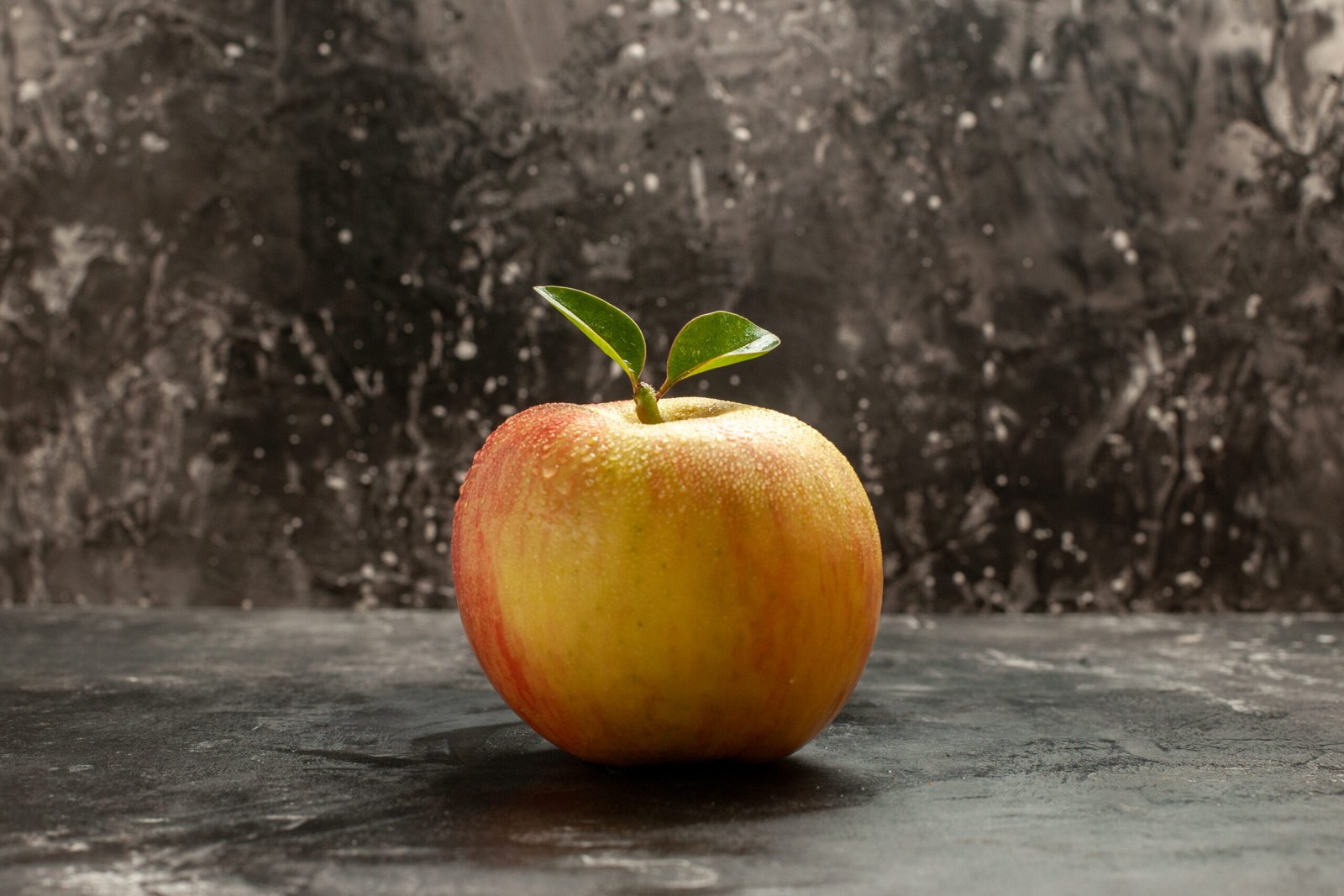 Crisp and juicy apples for import and bulk supply